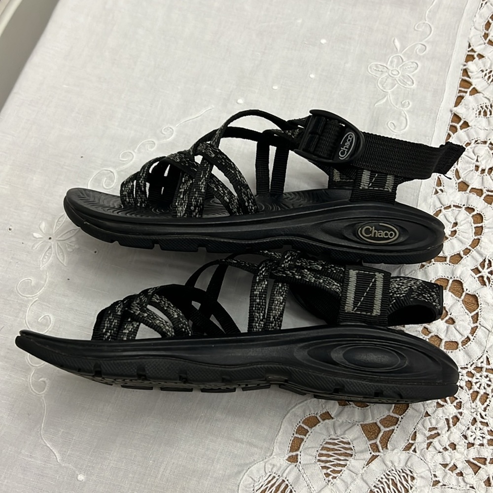 Women’s Classic Chaco sandals size W5 - Picture 2 of 6